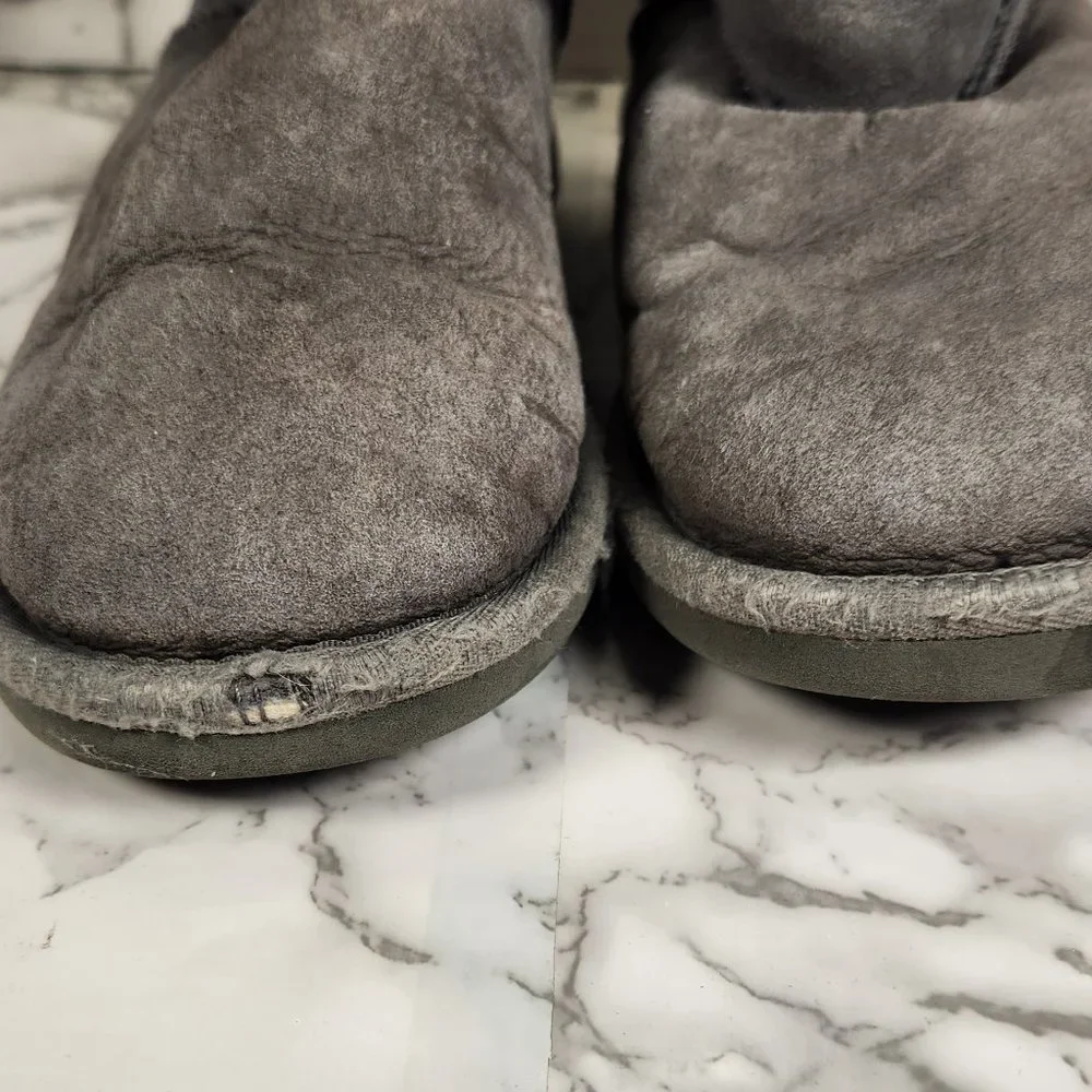 UGG AUSTRALIA Unisex Youth 2 Classic Short 5251 Gray Suede Sheepskin Boots